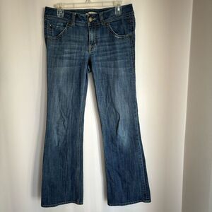 CAbi Women’s low rise flared leg jeans size 6 fun pockets and button detail sz 6